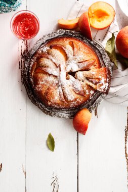 Yaz şeftali ile tatlı pasta 