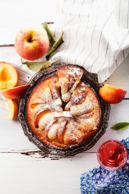 Yaz şeftali ile tatlı pasta 