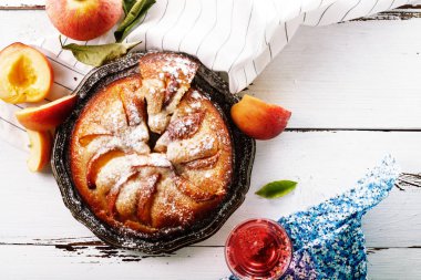 Yaz şeftali ile tatlı pasta 