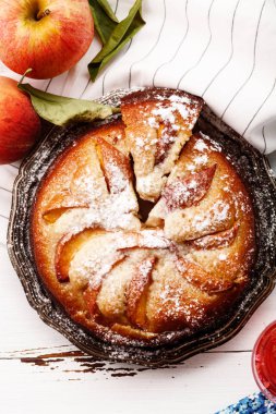 Yaz şeftali ile tatlı pasta 