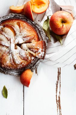 Yaz şeftali ile tatlı pasta 