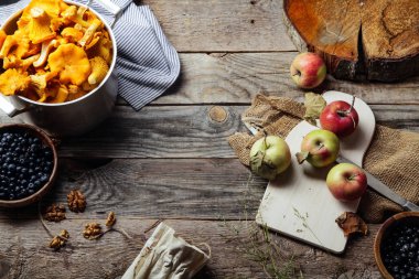 Yaban mersini, elma ve Cantharellus cibarius mantar 