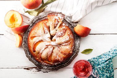 Yaz şeftali ile tatlı pasta 