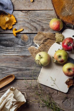 Yaban mersini, elma ve Cantharellus cibarius mantar 