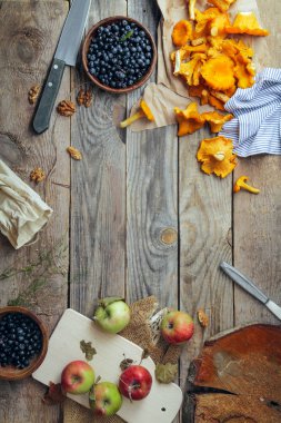 Yaban mersini, elma ve Cantharellus cibarius mantar 