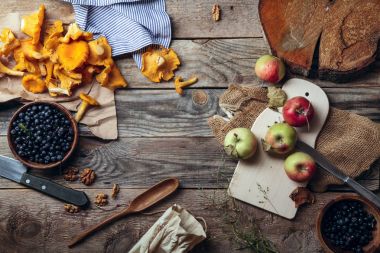 Yaban mersini, elma ve Cantharellus cibarius mantar 