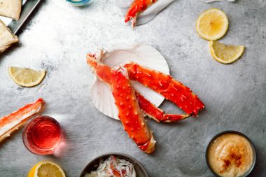 Yengeç falanks limon dilimleri ile