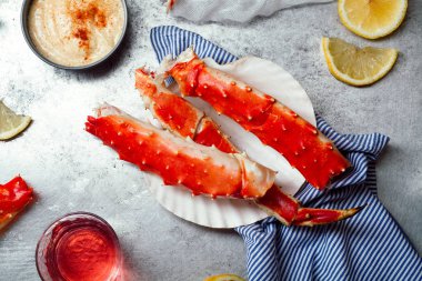 Yengeç falanks limon dilimleri ile