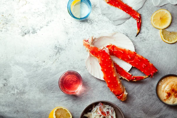 Yengeç falanks limon dilimleri ile