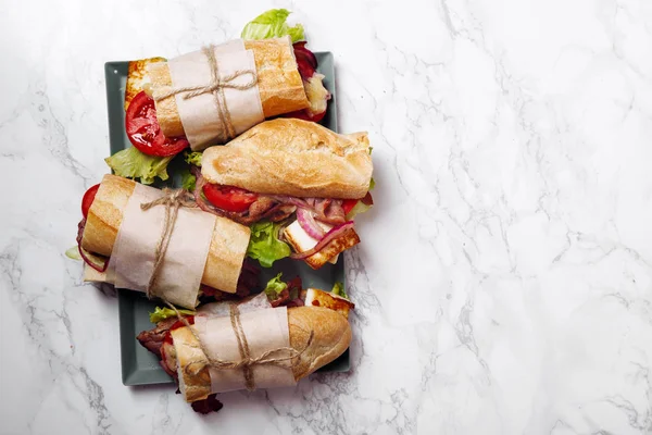Baguette sanduíche bahn-mi estilo — Fotografia de Stock