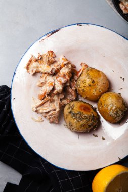 Cantharellus cibarius mantar patates ile hizmet