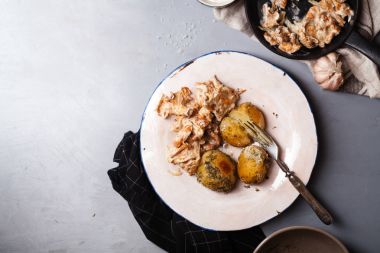 Cantharellus cibarius mantar patates ile hizmet