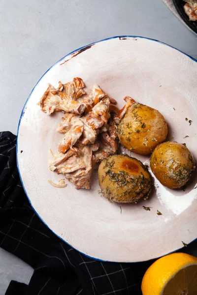 Cantharellus cibarius mantar patates ile hizmet