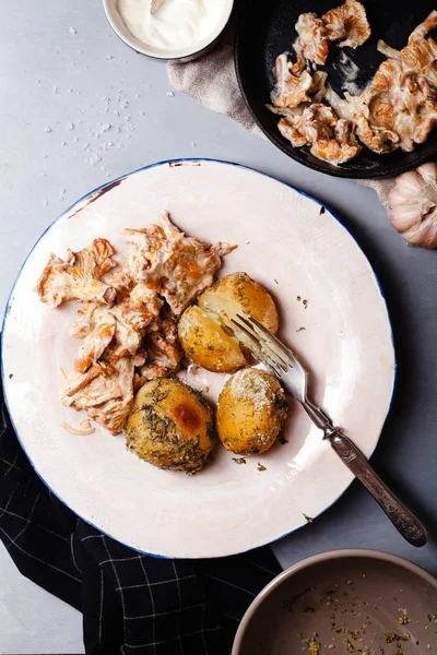 Cantharellus cibarius mantar patates ile hizmet