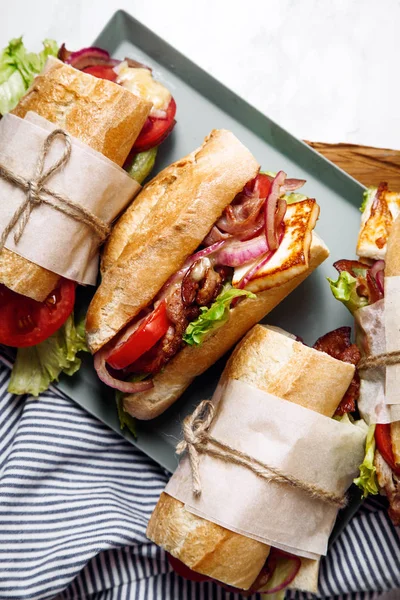 Sanduíche de baguete estilo Bahn-mi — Fotografia de Stock