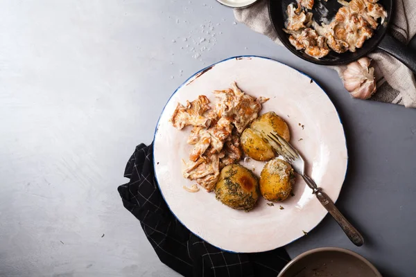 Cantharellus cibarius mantar patates ile hizmet