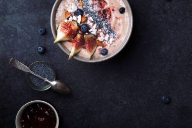 İncir ve çilek ile güler yüzlü kase