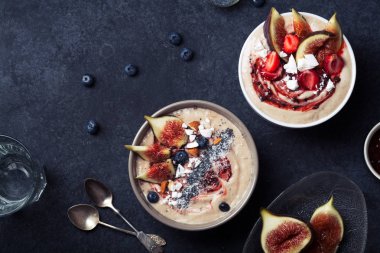 İncir ve çilek ile güler yüzlü kase