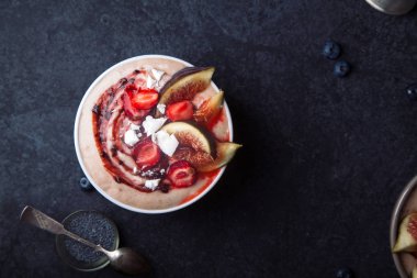 İncir ve çilek ile güler yüzlü kase