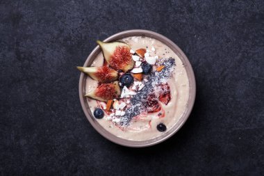 İncir ve çilek ile güler yüzlü kase