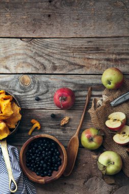 Yaban mersini, elma ve Cantharellus cibarius mantar