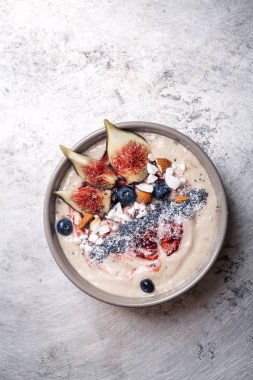 İncir ve çilek ile güler yüzlü kase