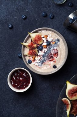 İncir ve çilek ile güler yüzlü kase