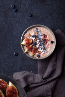 İncir ve çilek ile güler yüzlü kase