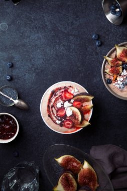 İncir ve çilek ile güler yüzlü kase