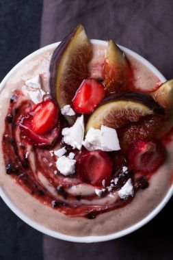 İncir ve çilek ile güler yüzlü kase