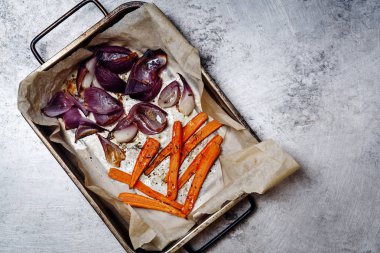 Tepsi fırın kavrulmuş sebze