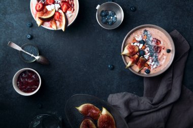 İncir ve çilek ile güler yüzlü kase