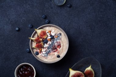 İncir ve çilek ile güler yüzlü kase