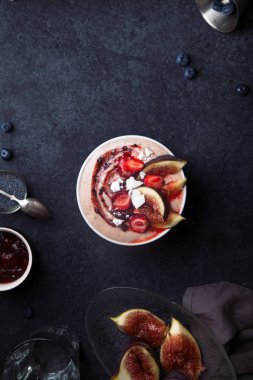 İncir ve çilek ile güler yüzlü kase