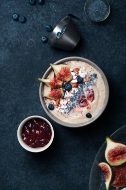 İncir ve çilek ile güler yüzlü kase