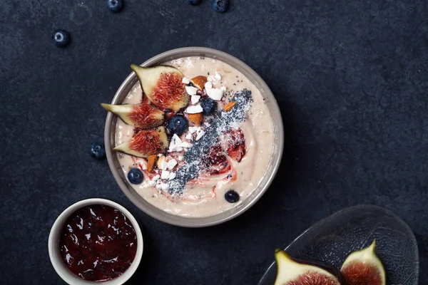 İncir ve çilek ile güler yüzlü kase