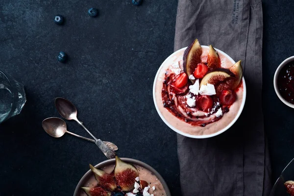 İncir ve çilek ile güler yüzlü kase