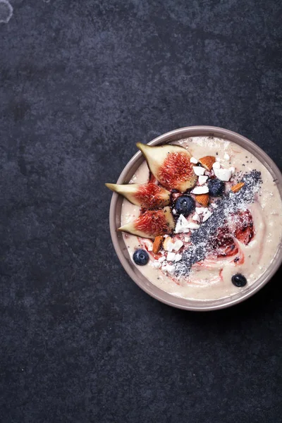 İncir ve çilek ile güler yüzlü kase