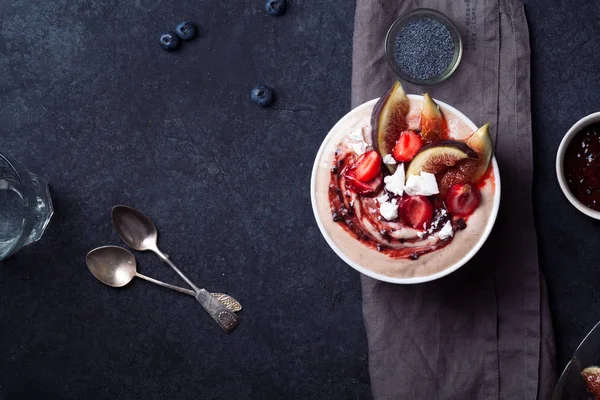 İncir ve çilek ile güler yüzlü kase