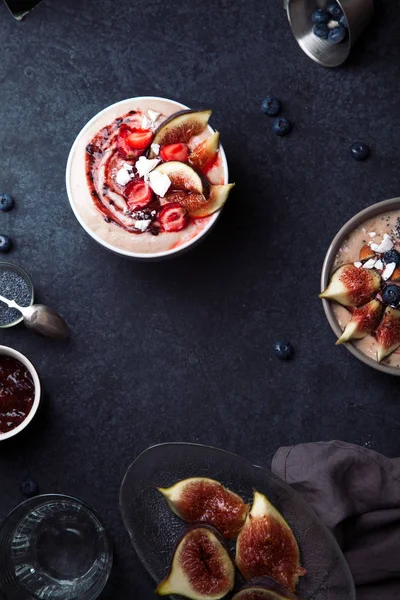 İncir ve çilek ile güler yüzlü kase