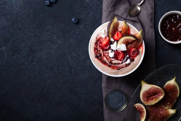 İncir ve çilek ile güler yüzlü kase