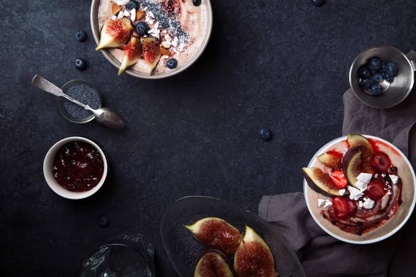 Смугаста миска з інжиром та ягодами — стокове фото