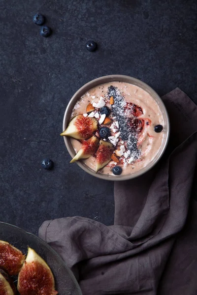 İncir ve çilek ile güler yüzlü kase