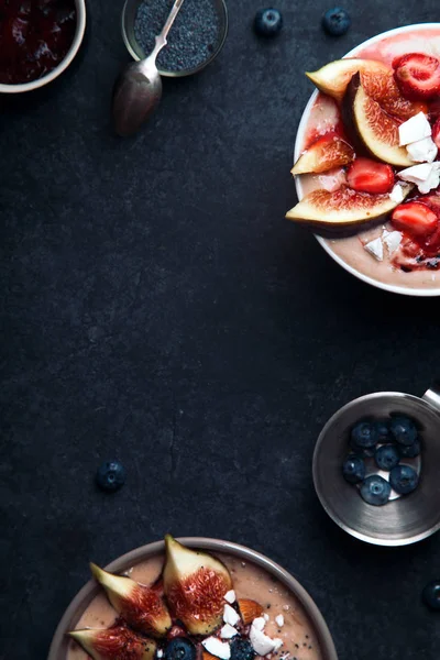 Смугаста миска з інжиром та ягодами — стокове фото