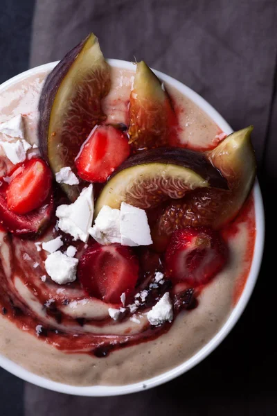 İncir ve çilek ile güler yüzlü kase