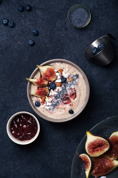 İncir ve çilek ile güler yüzlü kase