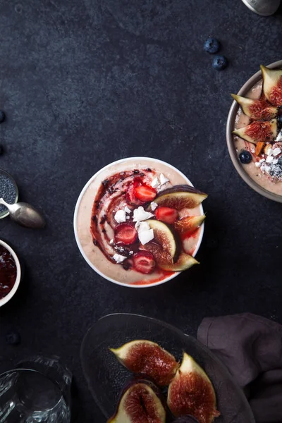 Чаша смузи с инжиром и ягодами — стоковое фото