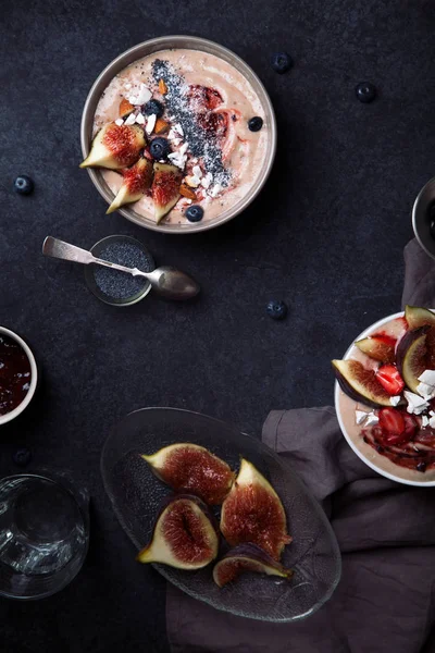 İncir ve çilek ile güler yüzlü kase