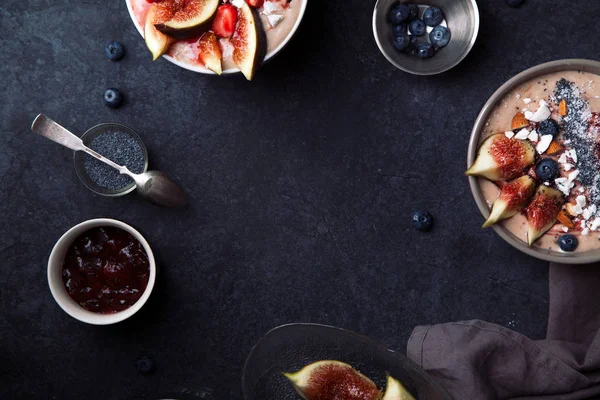 İncir ve çilek ile güler yüzlü kase