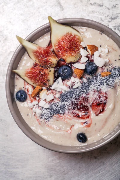 İncir ve çilek ile güler yüzlü kase